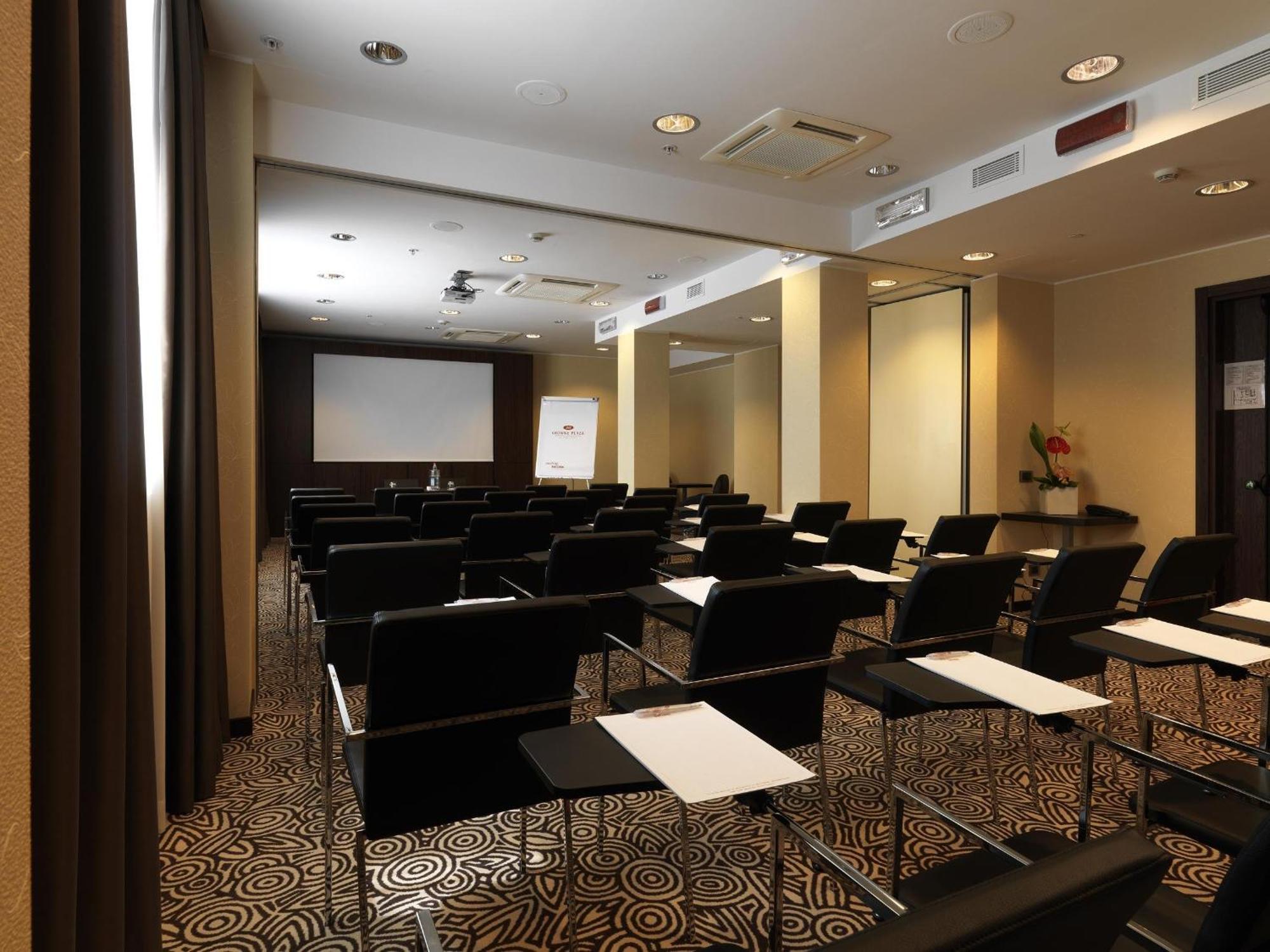 Crowne Plaza By Ihg Hotel 4*