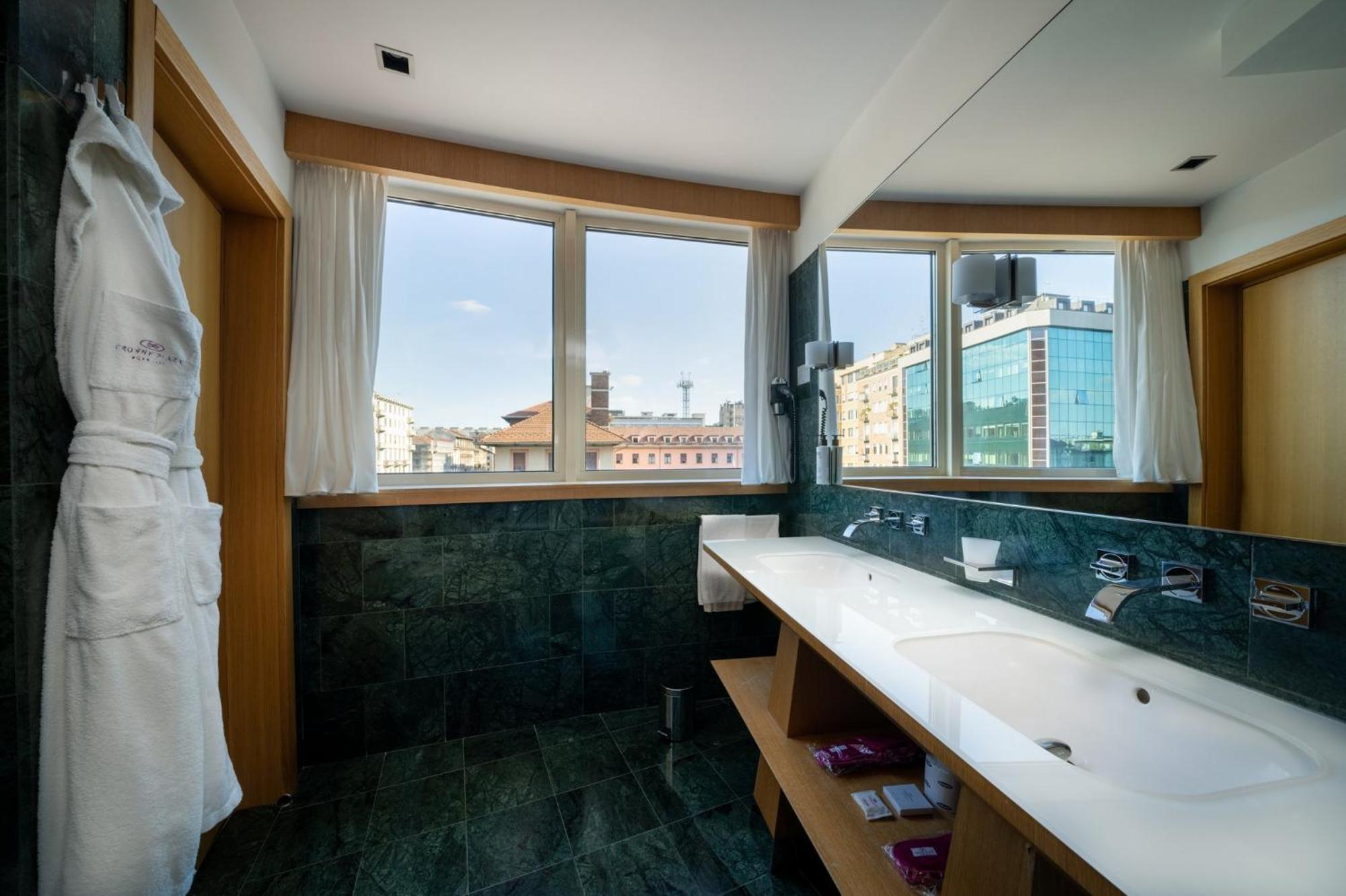 Crowne Plaza By Ihg Hotel 4*
